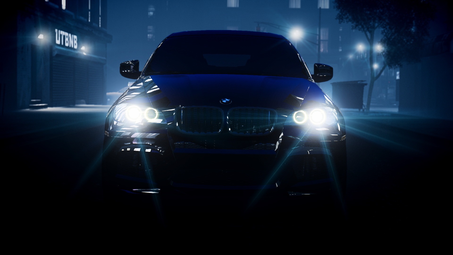 Смотрящий из темноты BMW X6 с яркими фарами